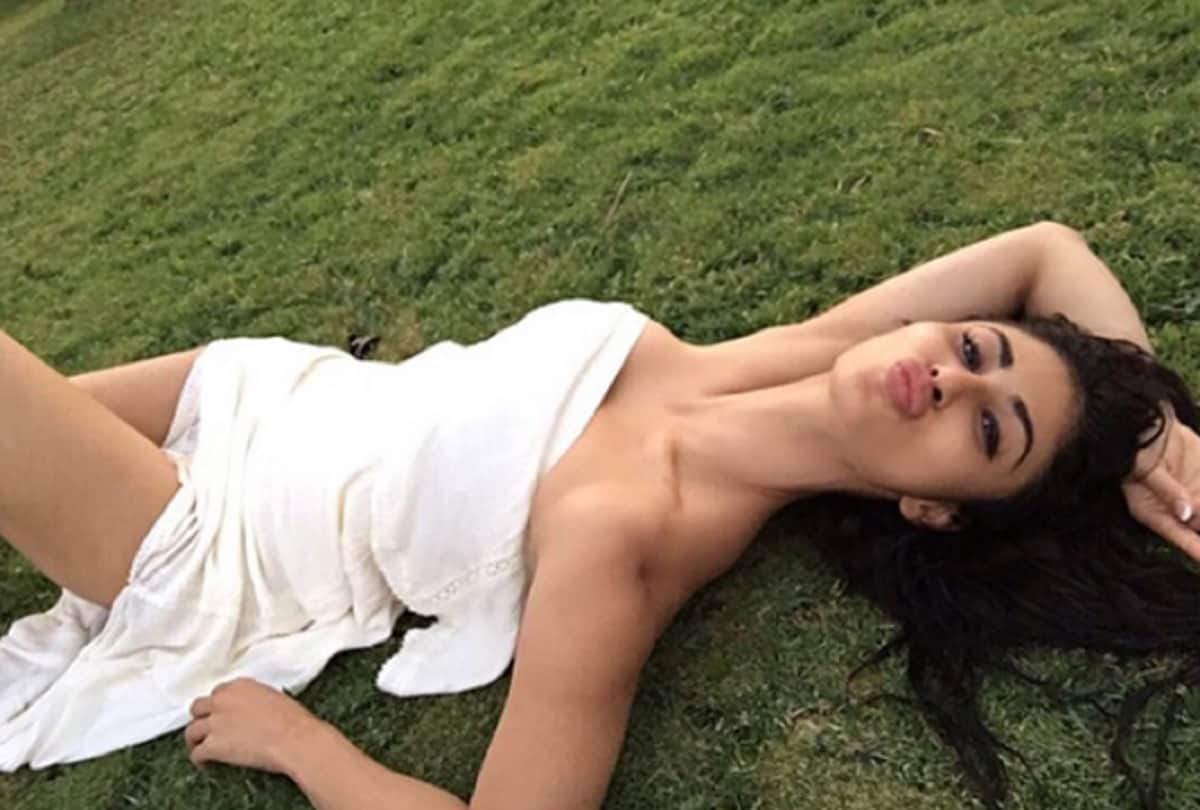 Akshay Kumar Gold actress Mouni Roy short dress pictures goes viral on internet 
