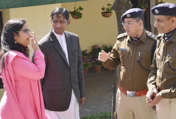 आखिर नींद से जागा प्रशासन, सड़कों पर उतरे अफसर
