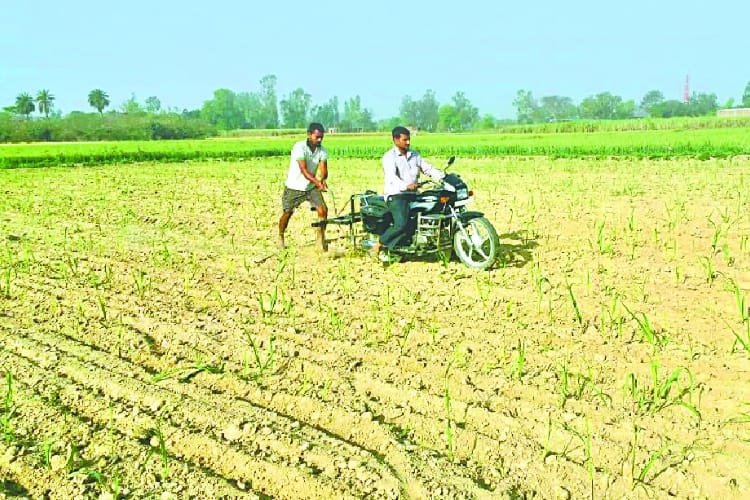 pradeep verma ploughed sugarcane field with the help of bike in ambedkar nagar