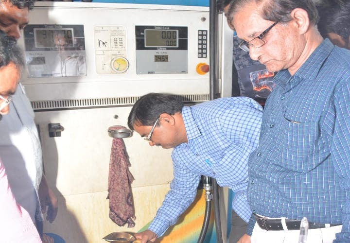  raid of supply department at lucknow petrol pump