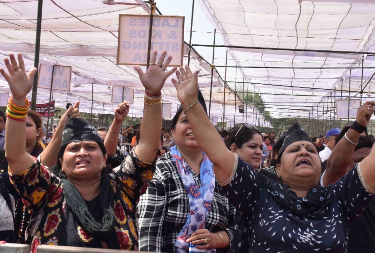 In protest against sealing  traders directly defied the central government