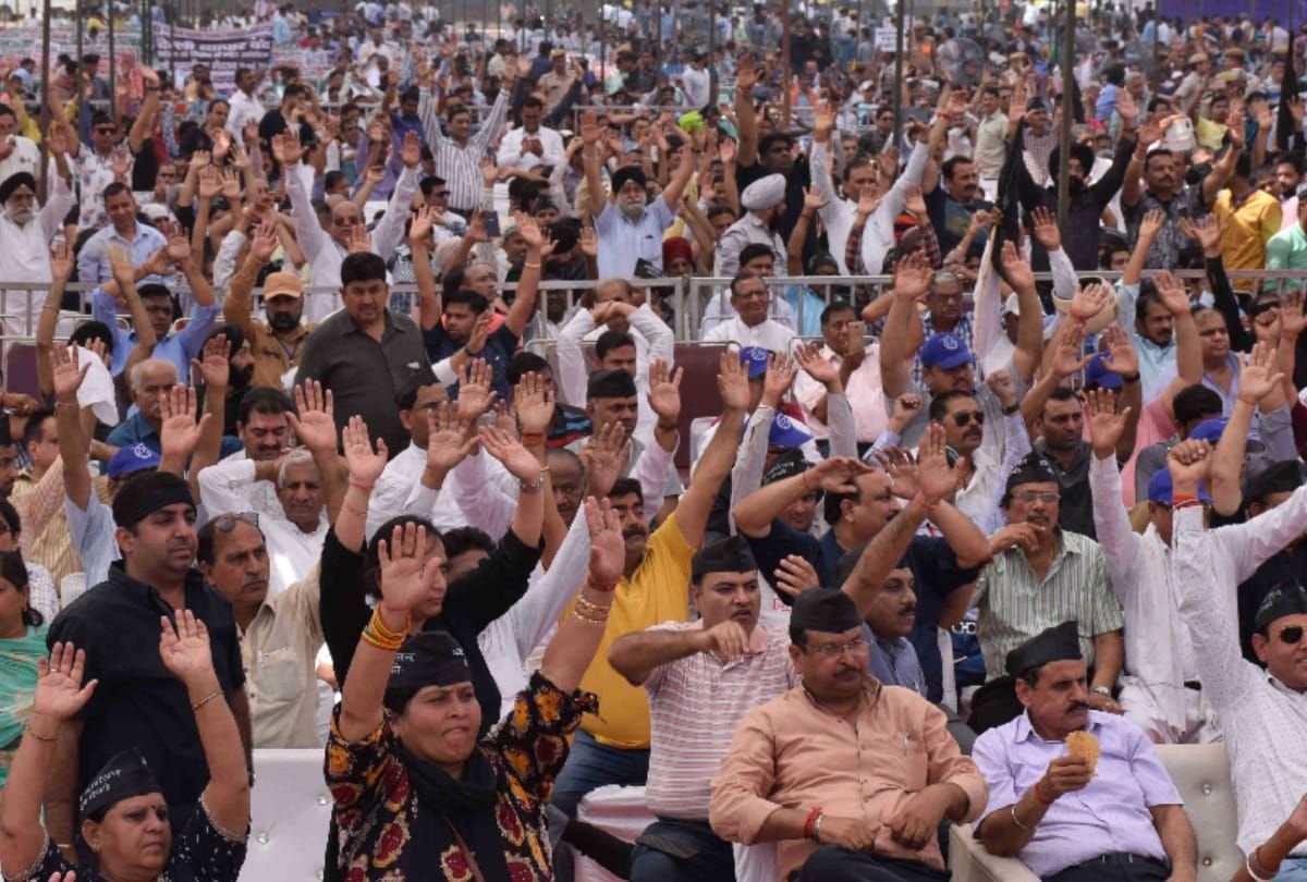 In protest against sealing  traders directly defied the central government