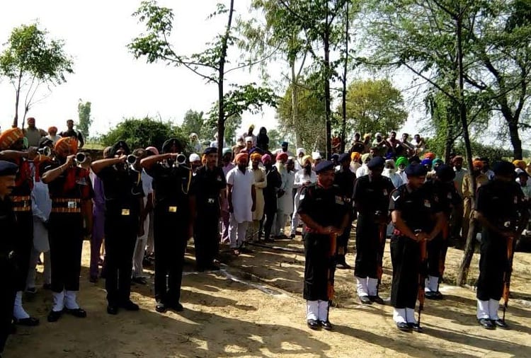 Indian Army Soldier Kuldeep Singh Died in Accident, Funeral in Village
