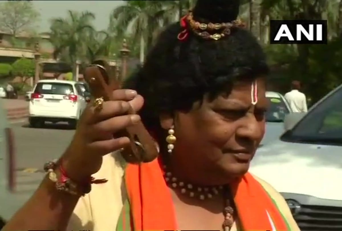 Naramalli Sivaprasad dresses up as 'Narad Muni' to protest for special status for Andhra Pradesh