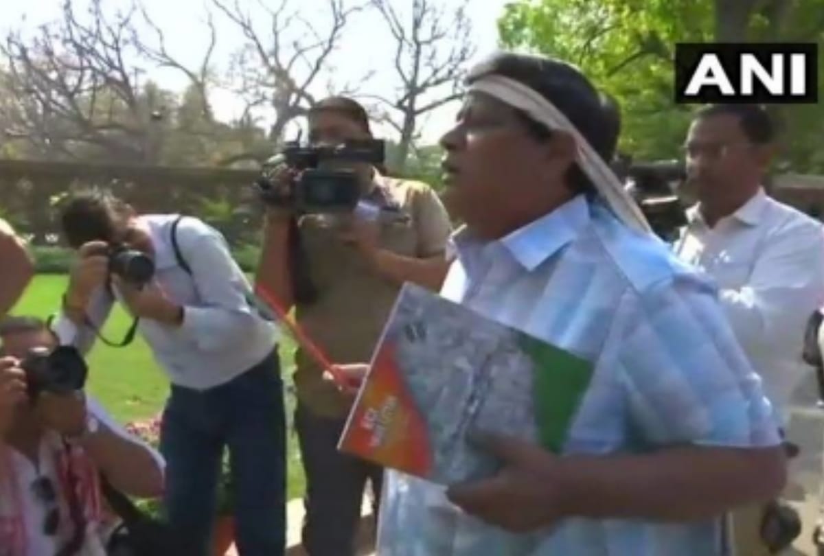 Naramalli Sivaprasad dresses up as 'Narad Muni' to protest for special status for Andhra Pradesh