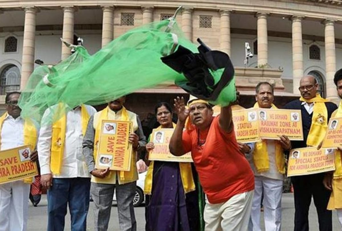 Naramalli Sivaprasad dresses up as 'Narad Muni' to protest for special status for Andhra Pradesh