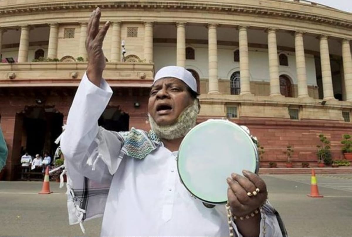 Naramalli Sivaprasad dresses up as 'Narad Muni' to protest for special status for Andhra Pradesh