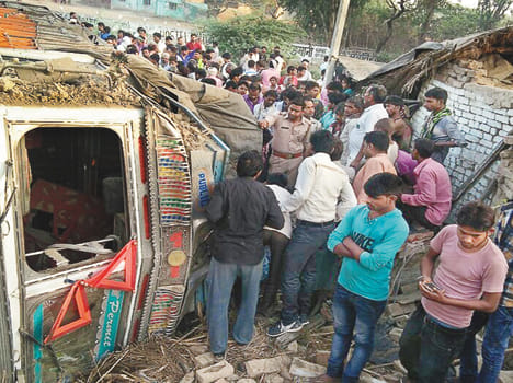 The truck overturns, father-son's death, four hours jammed into the house