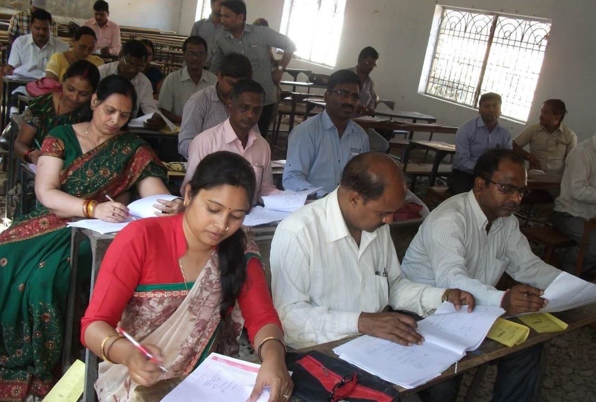 teachers are getting threatened in up board copy