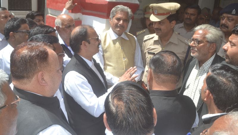 नाबालिग को पकड़ने पर ग्रामीणों ने घेरा अवागढ़ थाना