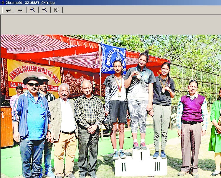छात्राओं की 100 मीटर दौड़ में अनुराधा प्रथम