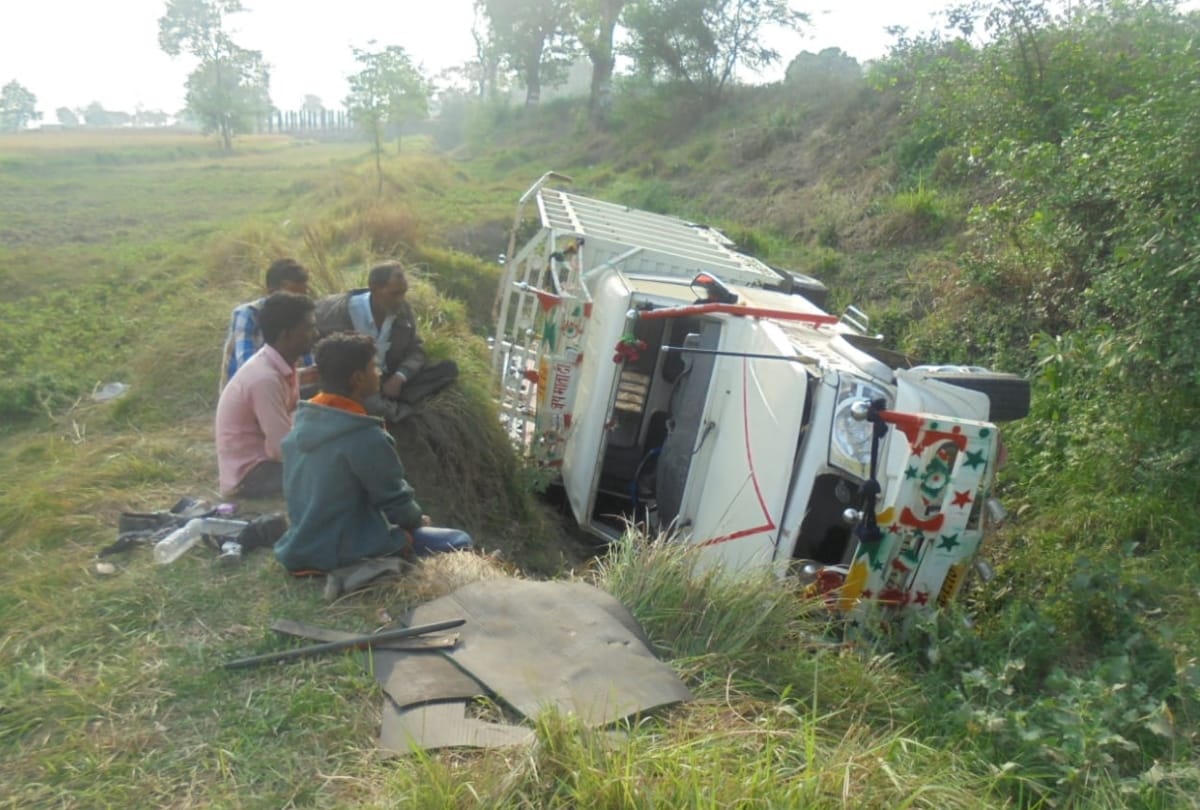 pickup van got accident in balrampur
