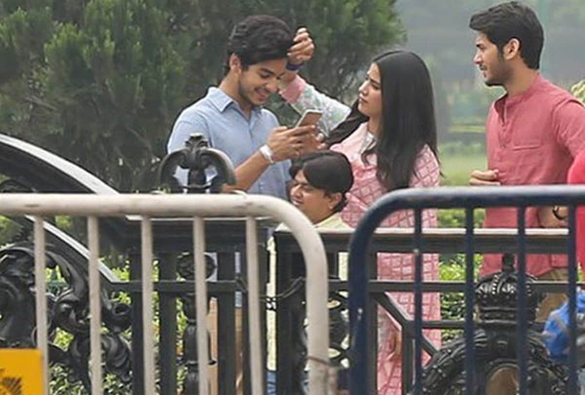 Ishaan Khattar Sit On janhvi kapoor lap at dhadak set