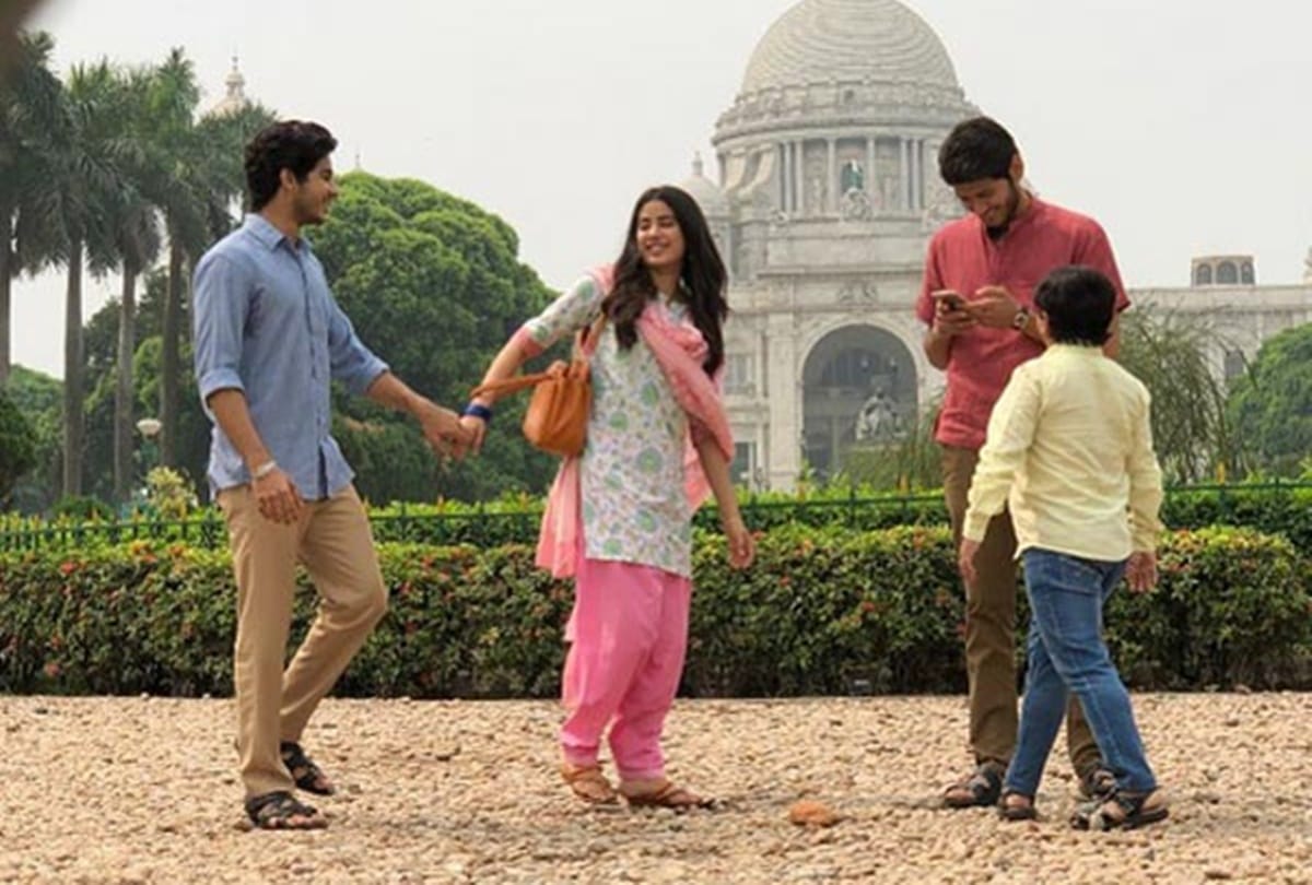 janhvi kapoor and Khushi Kapoor step out together first time