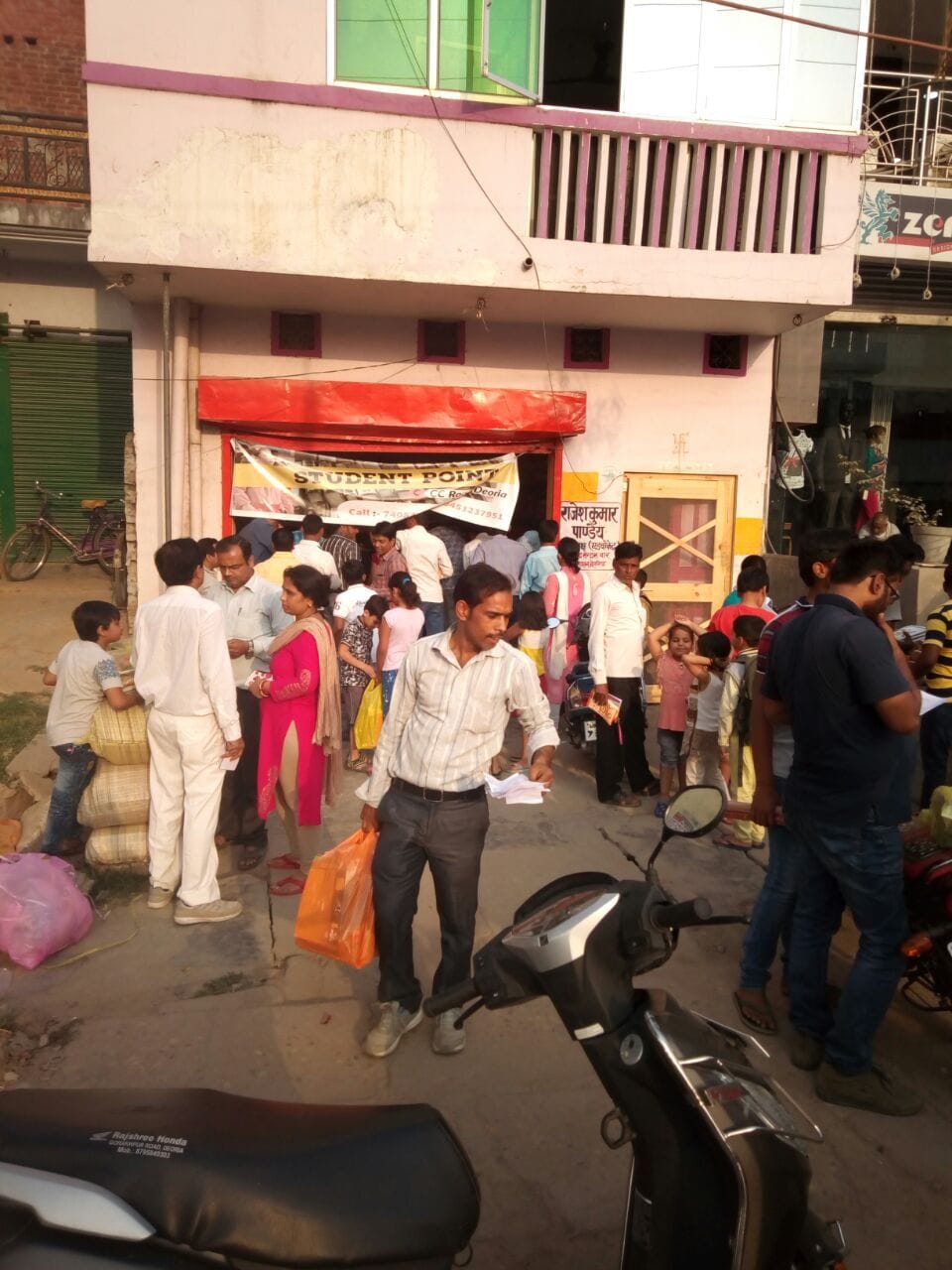 स्कूलों के तय दुकानों से खरीदारी करना मजबूरी
