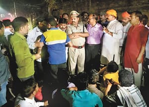 Angry VHP activists hoarse police station, lockout