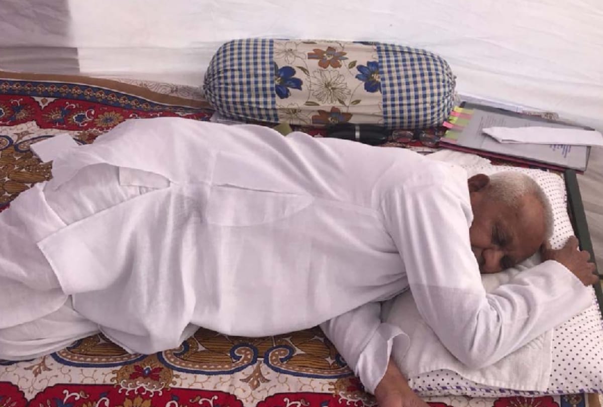 anna hazare supporter sushil bhatt was beaten by dcp on wednesday