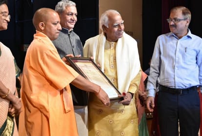 cm yogi honoured women by rani lakshmi bai veerta award