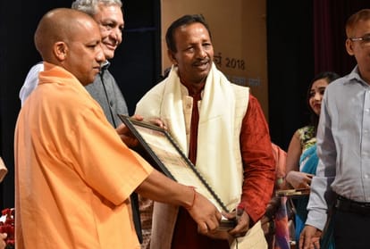 cm yogi honoured women by rani lakshmi bai veerta award