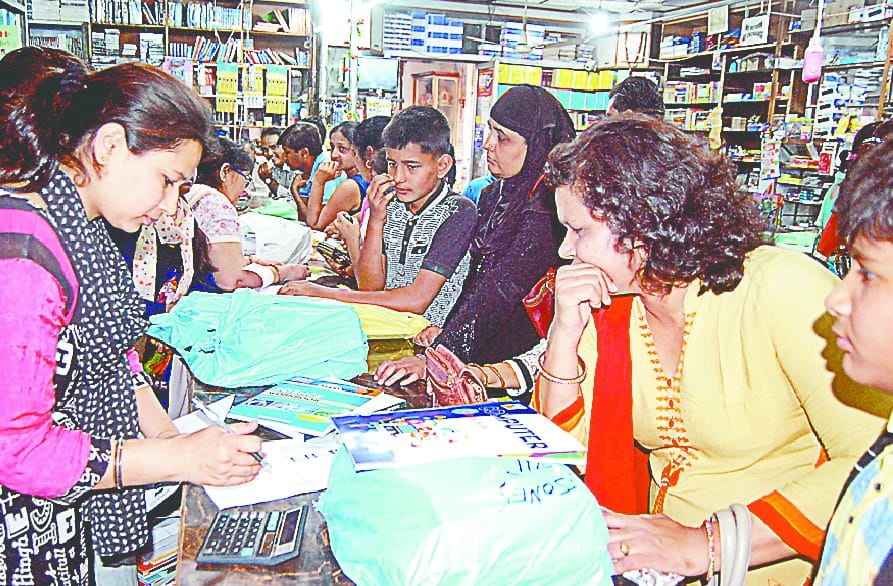 chora office kaa kaam parents pahuche rahe kitaabo ki dukaan me