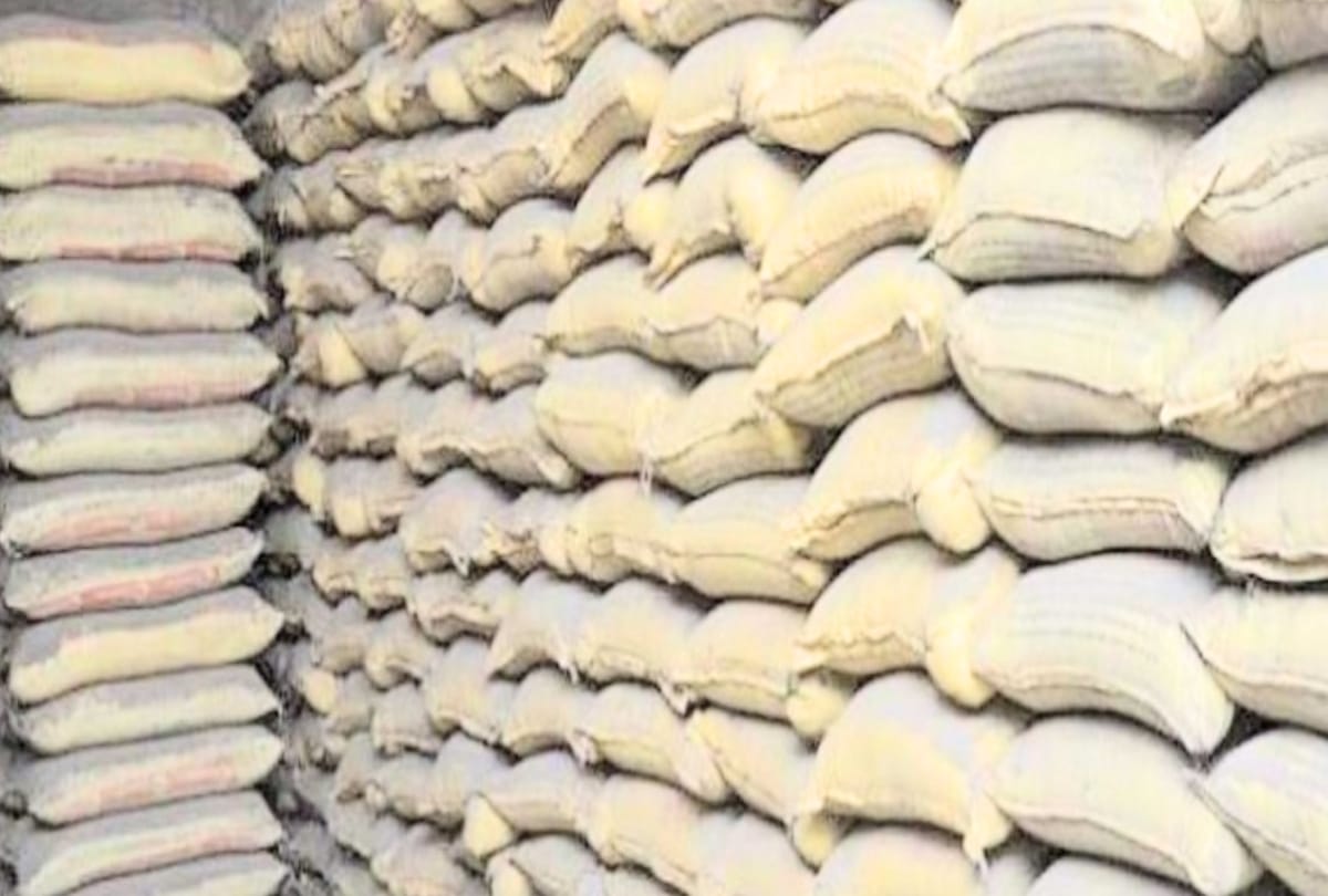 Fake cement factory run in agra cement packing in company sack