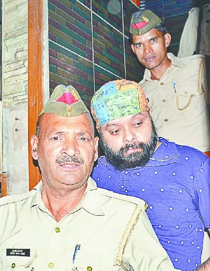 ranjeet hotel me chaapa, maalik giftaar
