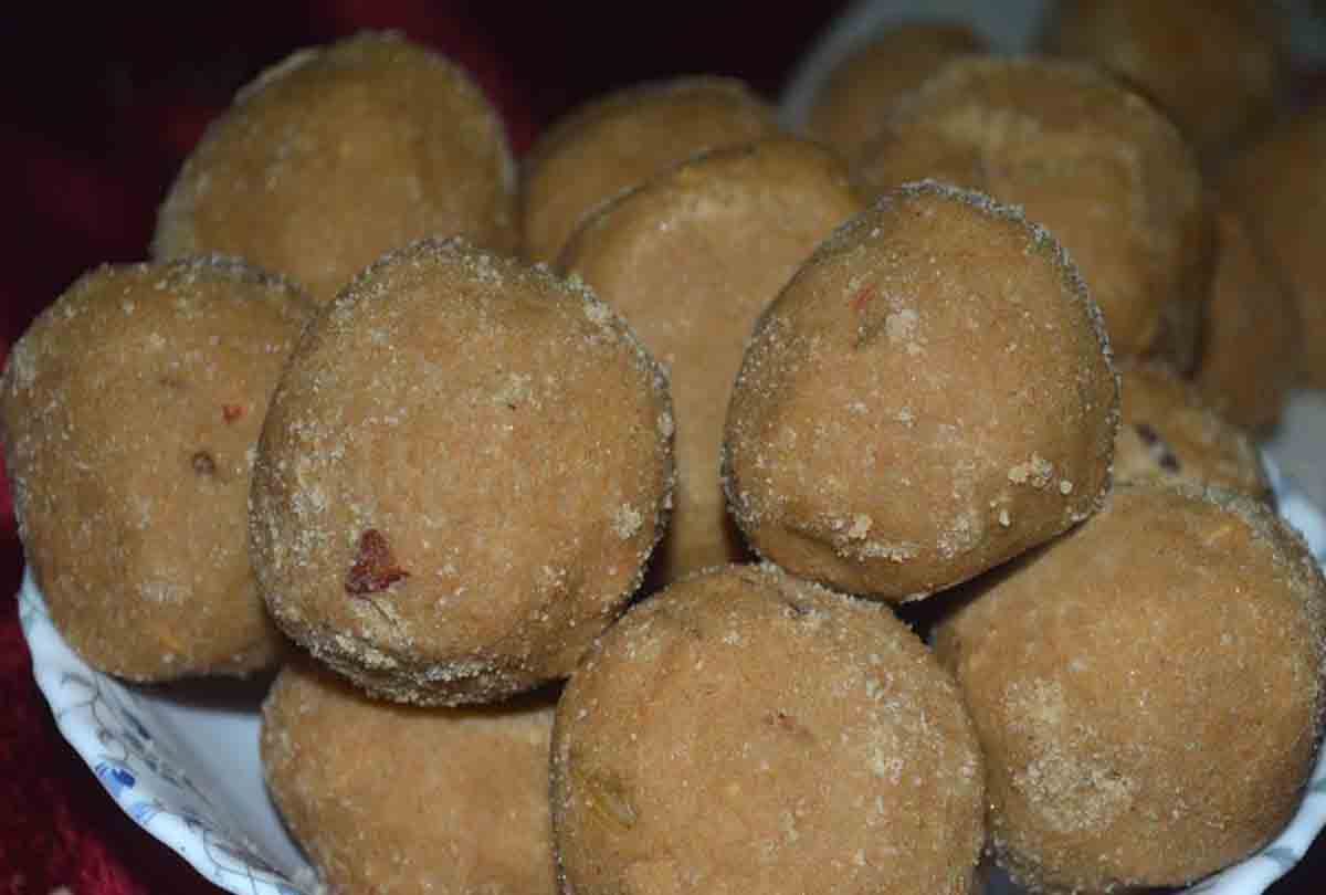 young man robbed by feeding laddus