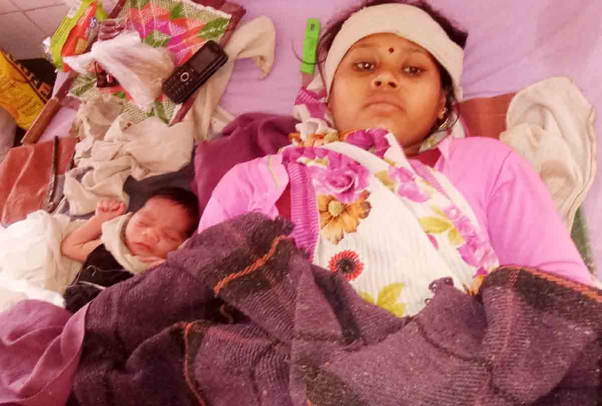 pregnant women delivery in hospital bathroom
