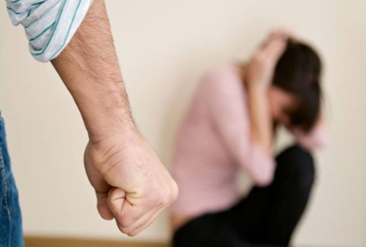 woman kept in chains for 20 days and tortured by husband in pakistan