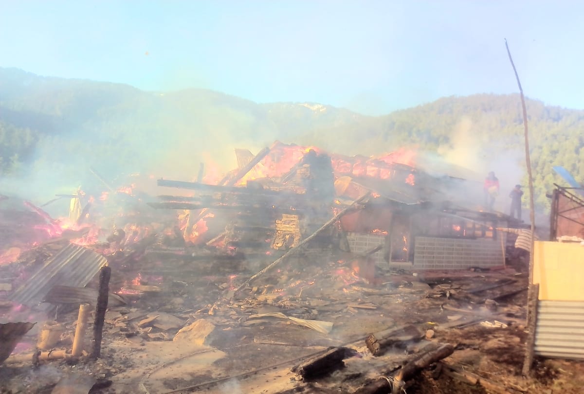 seven houses gutted in fire at chaupal shimla