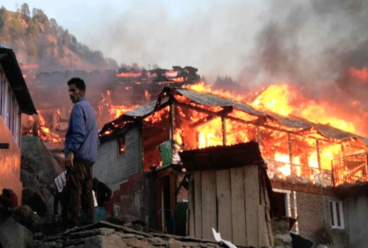 दो रिहायशी झोपड़ी जलकर खाक