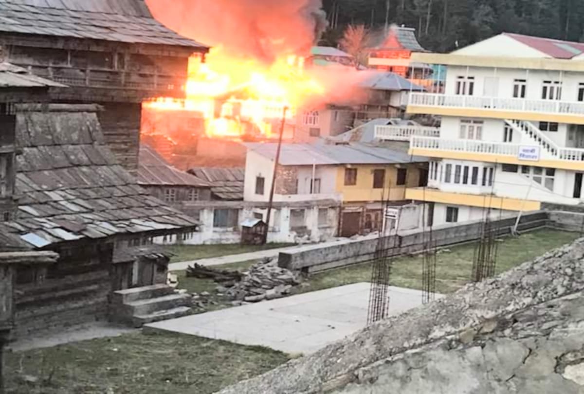 seven houses gutted in fire at chaupal shimla