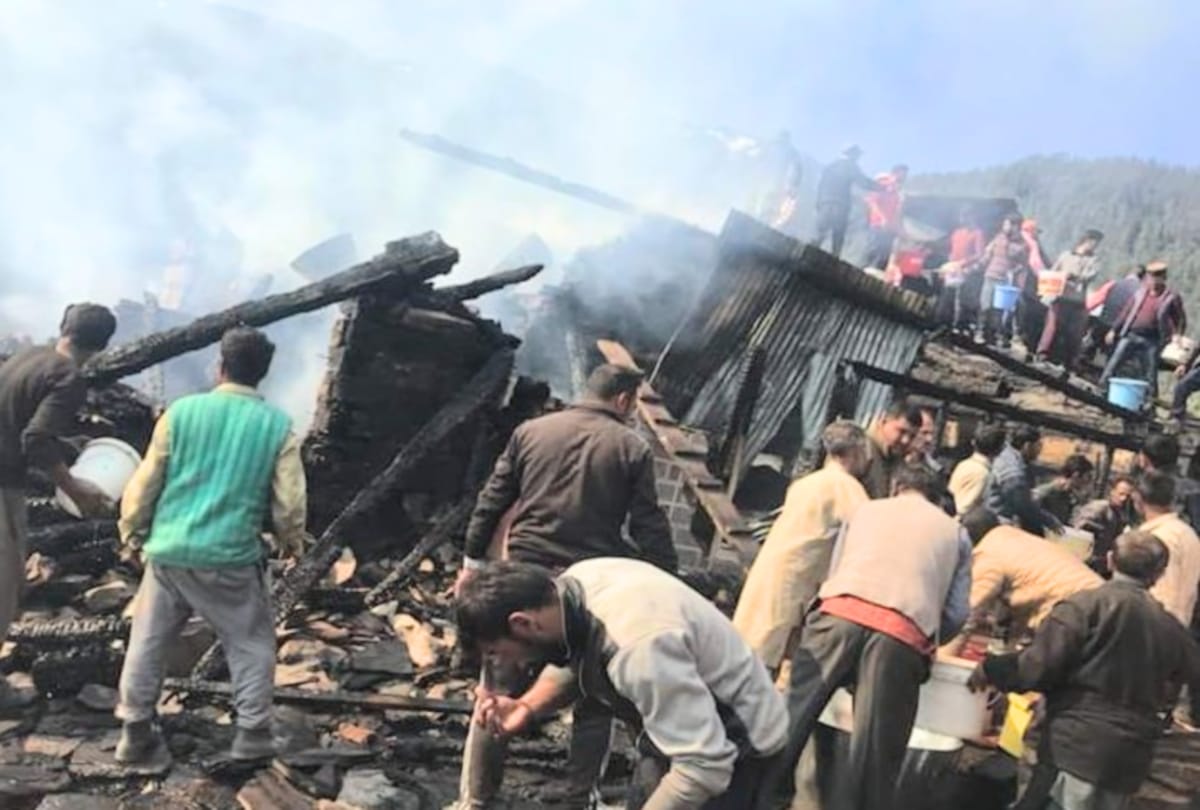 seven houses gutted in fire at chaupal shimla