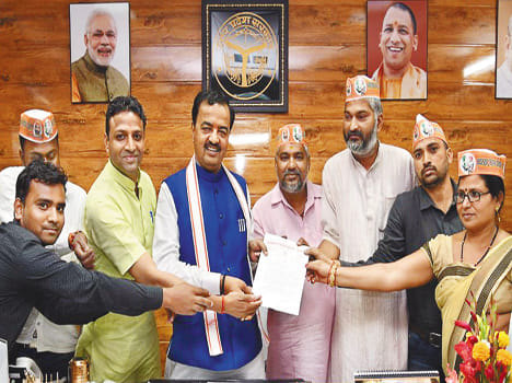 Agitating farmers met Deputy CM in Lucknow