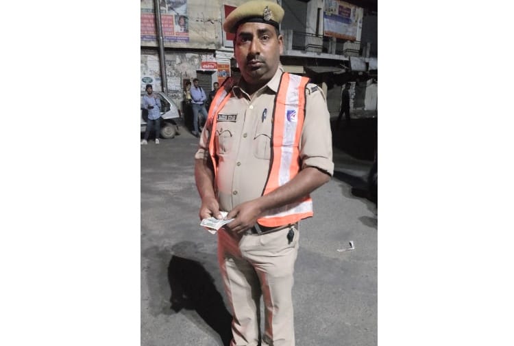 SP una Diwakar Sharma suspended 5 police jawans and home guards fro taking bribe of rupee 200