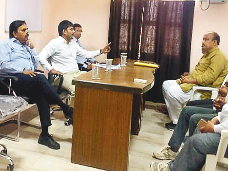  नेयवेली के गेस्ट हाउस में वार्ता करते भाकियू के जिलाध्यक्ष, एसडीएम और नेयवेली के अधिकारी।
