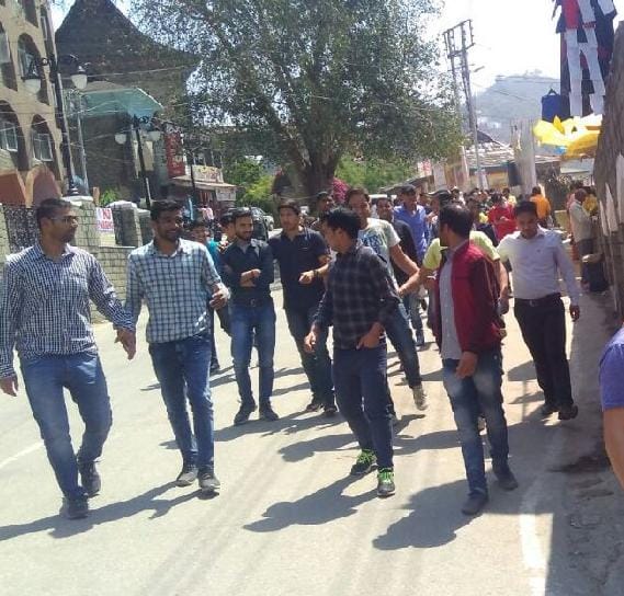 जिला पुस्तकालय मंडी में सुविधा न मिलने से भड़के सैंकड़ों विद्यार्थी सड़कों पर उतरे