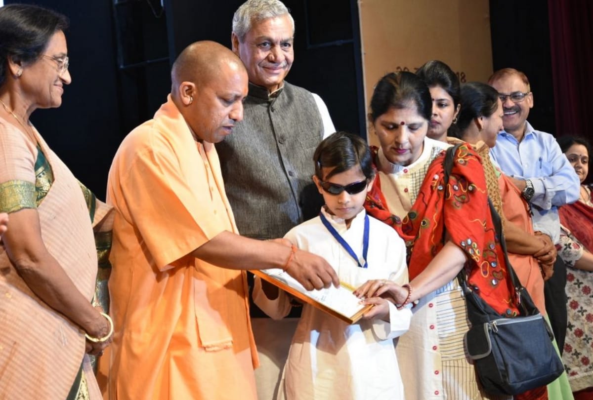 cm yogi honoured women by rani lakshmi bai veerta award