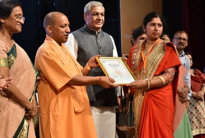cm yogi honoured women by rani lakshmi bai veerta award
