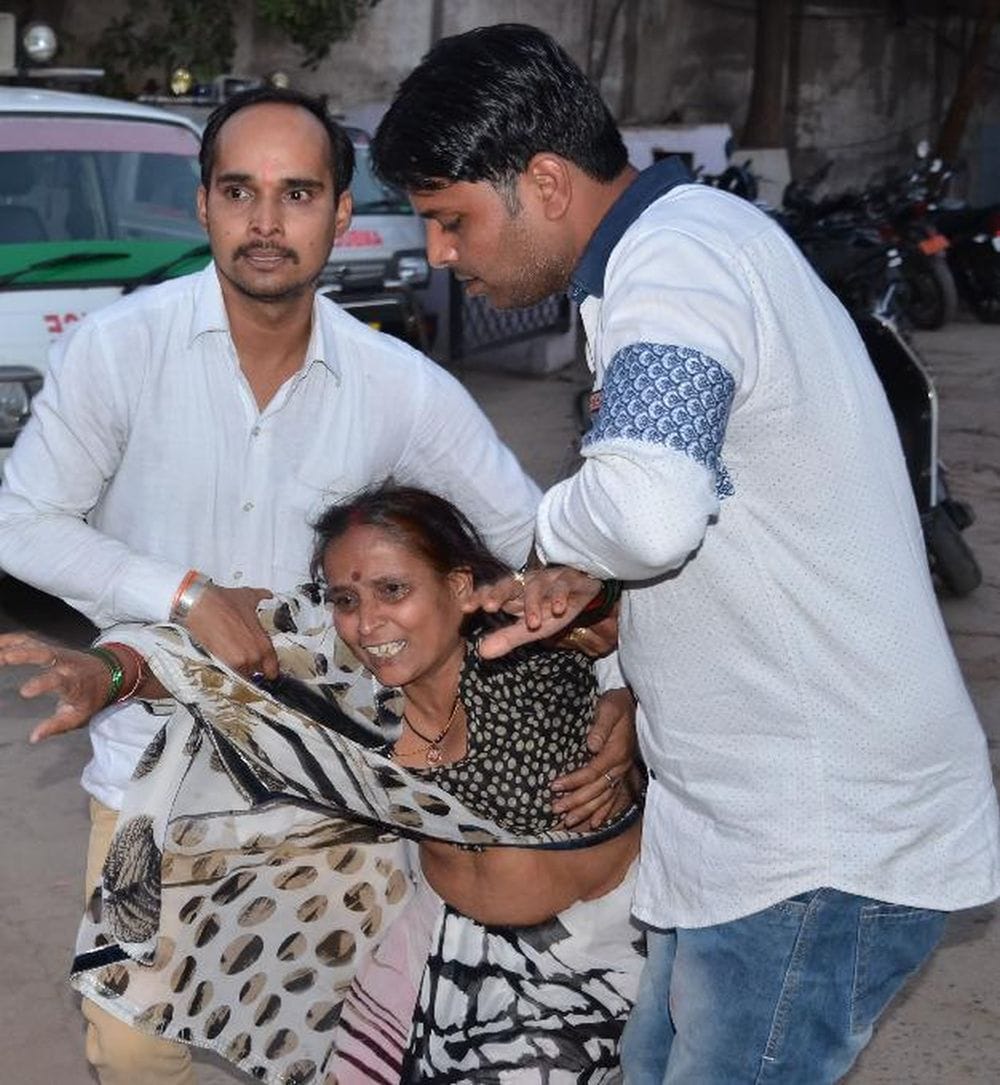 agra four died in road accident 