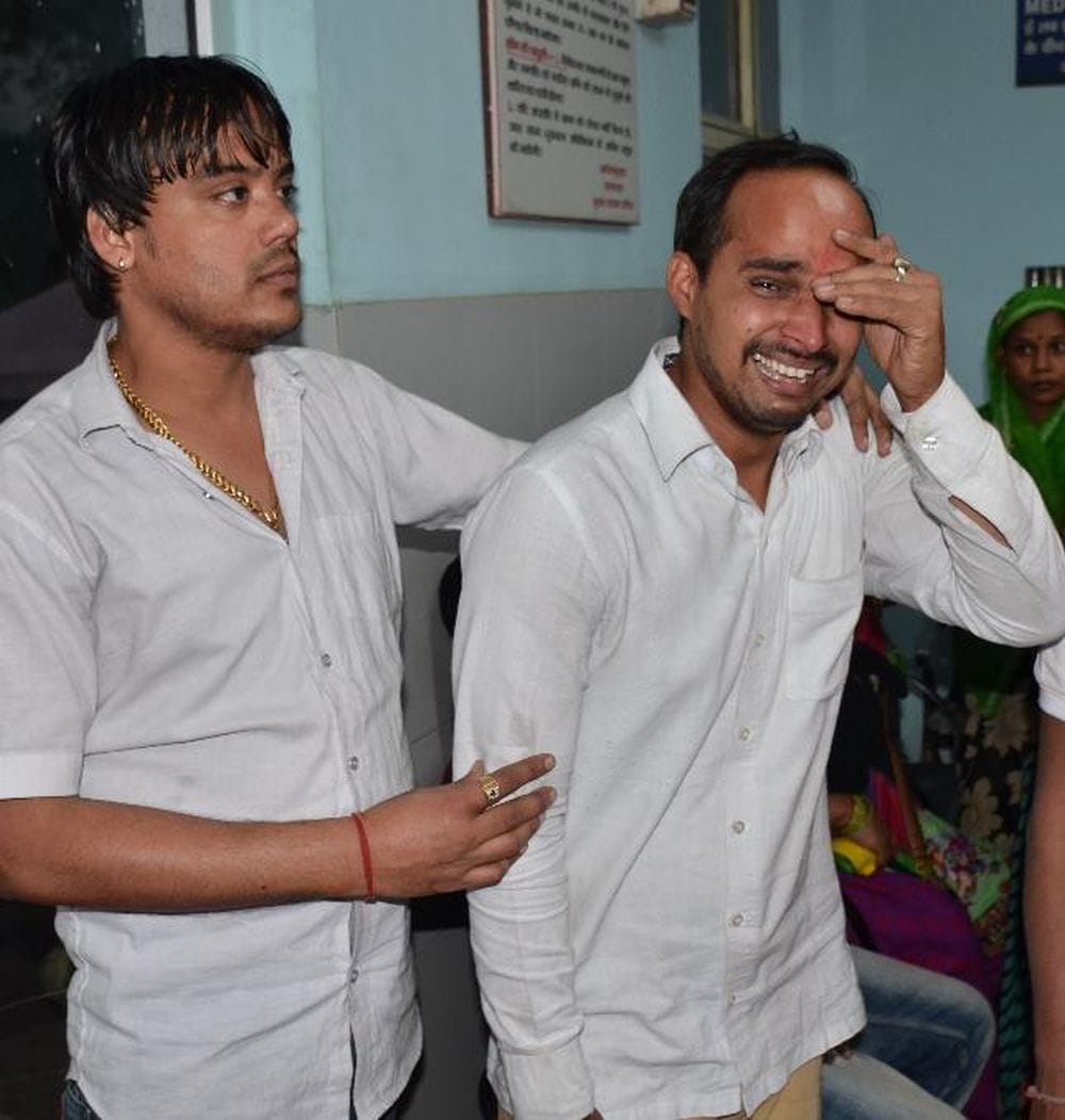 agra four died in road accident 