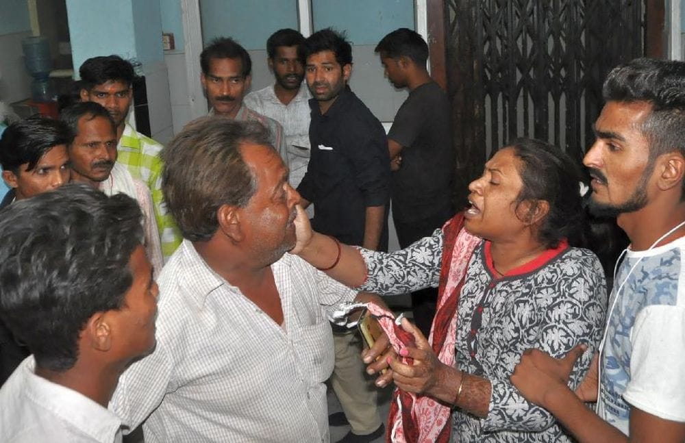 agra four died in road accident 