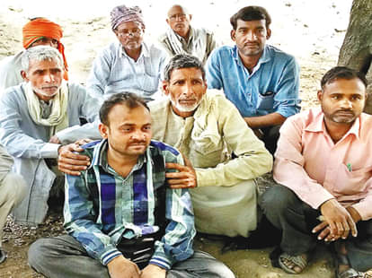 पोस्टमार्टम हाउस में मृतक महिला के शोकग्रस्त परिजन। 