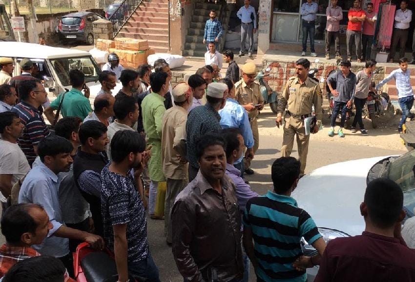 झगड़ा: ट्रक व कार की टक्कर में आधा घंटा बंद रहा नेशनल हाईवे