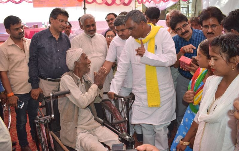 100 दिव्यांगों को दी ट्राईसाइकिल, 58 को बैसाखी