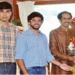 तेजस ठाकरे ((बाएं) साथ में भाई आदित्य और पिता उद्धव ठाकरे 