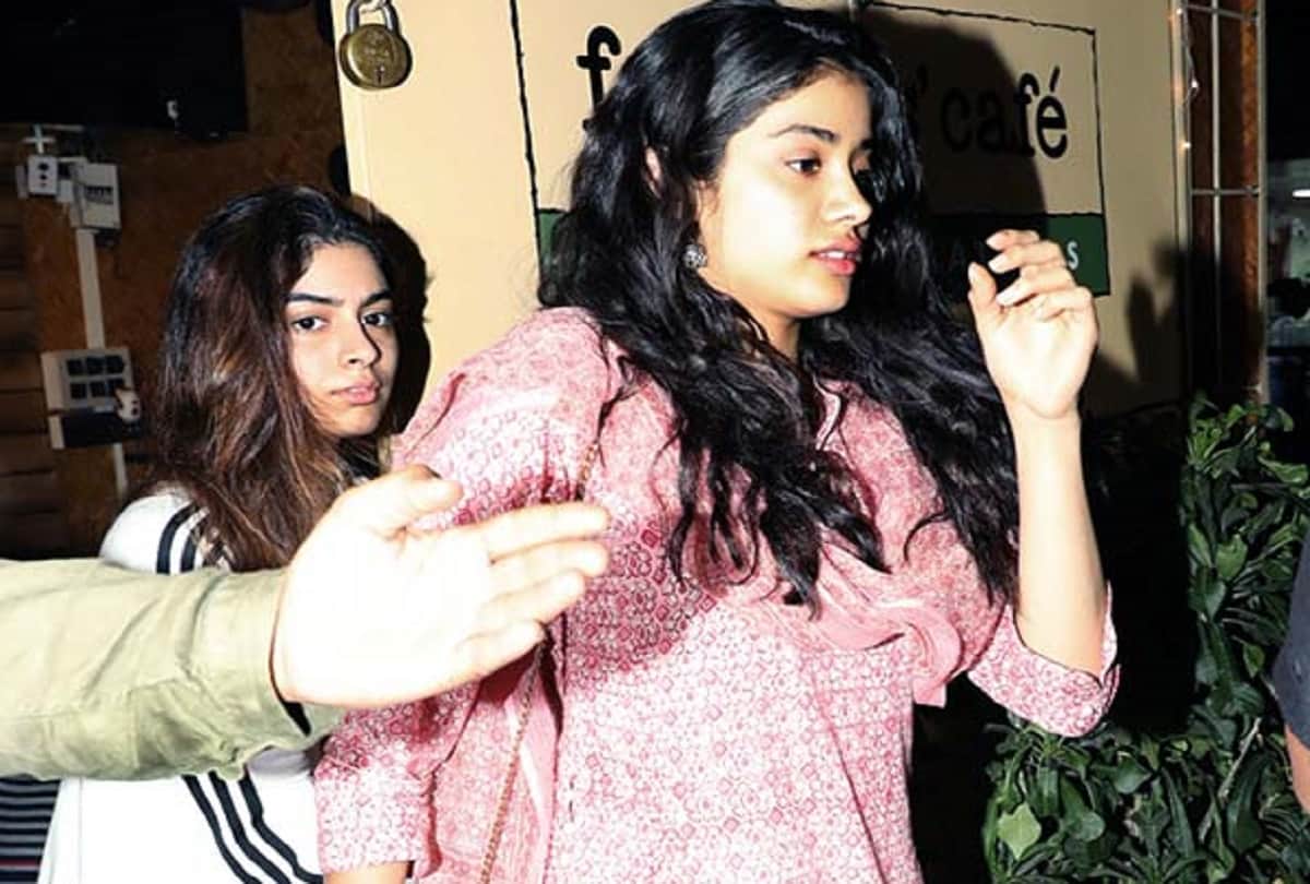 janhvi kapoor and Khushi Kapoor step out together first time