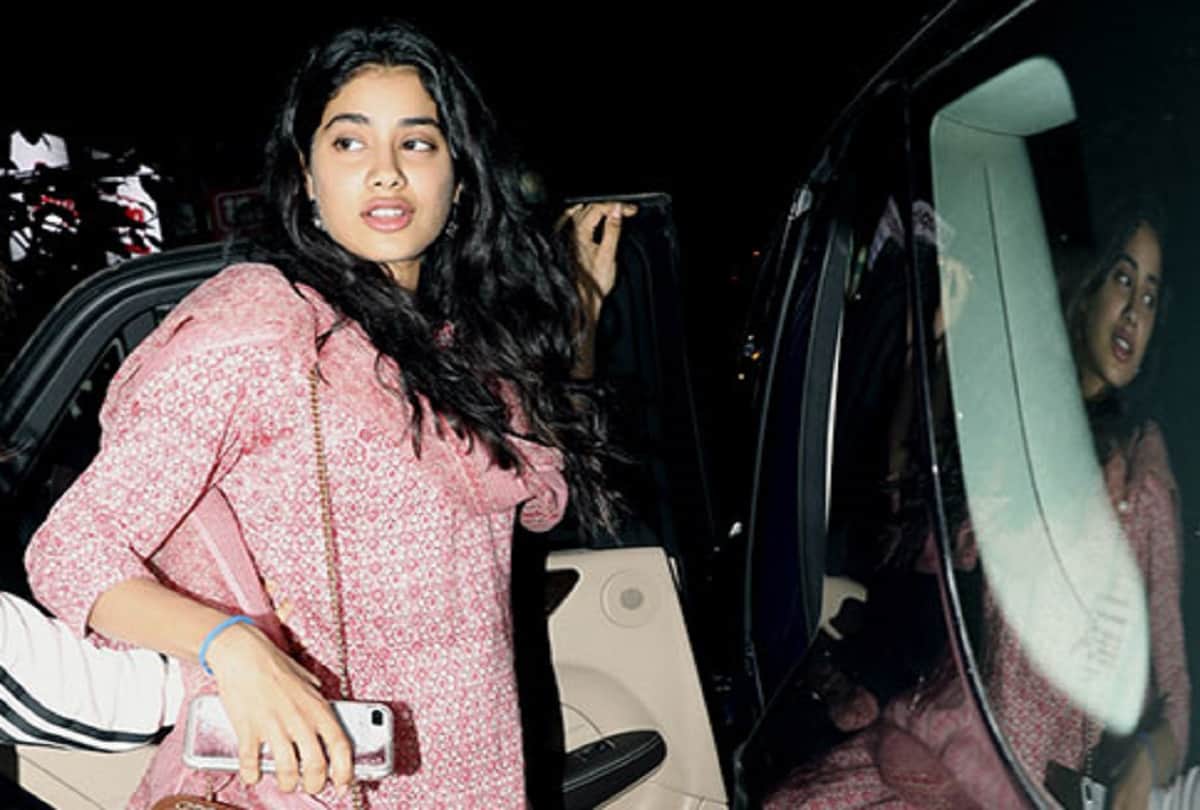 janhvi kapoor and Khushi Kapoor step out together first time