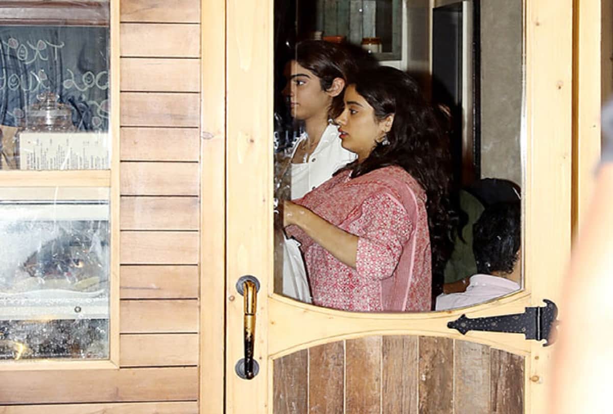 janhvi kapoor and Khushi Kapoor step out together first time