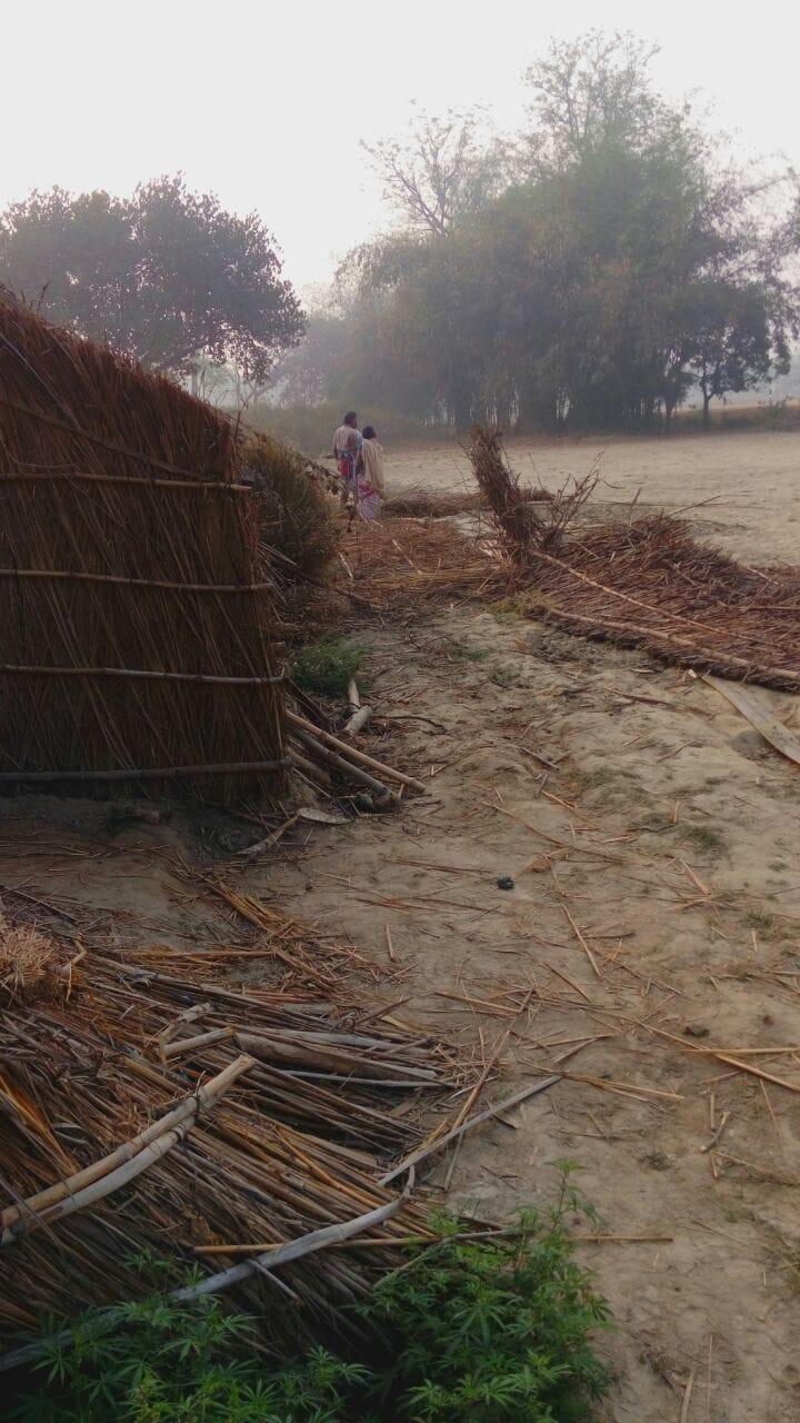 दबंगों ने पांच दलितों की झोंपडिया उजाड़ी